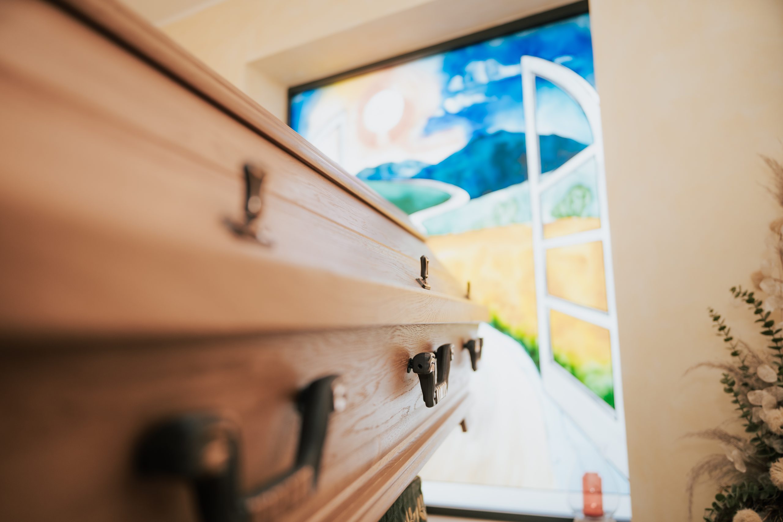 Handbemaltes Fenster im Bestattungshaus Fischer